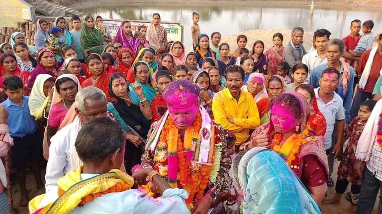 सेवा से सम्मान तक: सीआरपीएफ से रिटायर होकर लौटे लोकनाथ खरे का गांव अरजपुरी में भव्य स्वागत