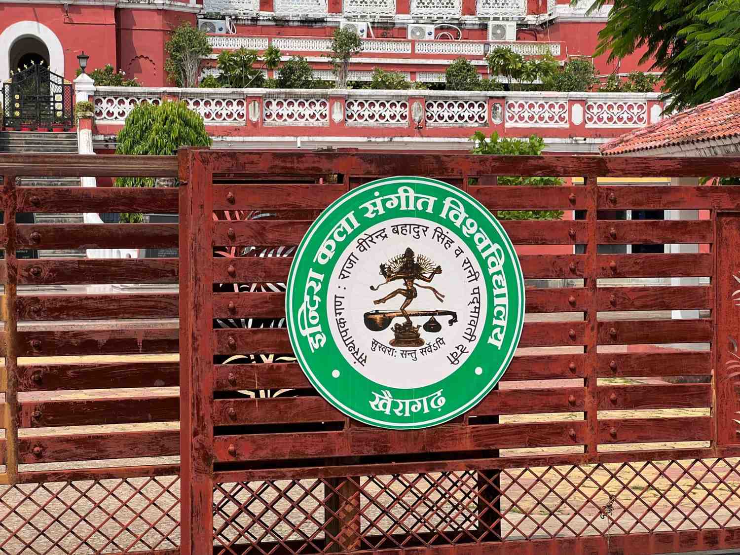 कुलसचिव की कार्यशैली से परेशान विश्वविद्यालय के कर्मचारियों ने कुलपति सहित एसपी व कलेक्टर को सौंपा ज्ञापन