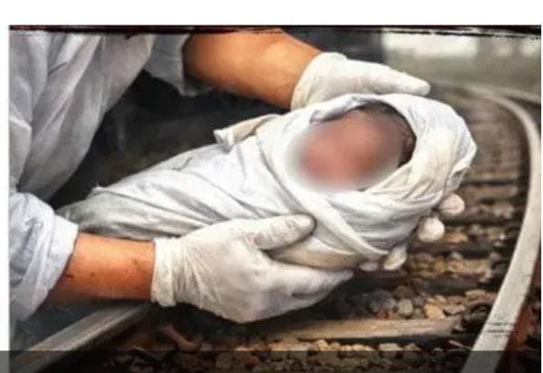 रेलवे ट्रैक पर कटा मिला नवजात का शव...चलती ट्रेन से फेंके जाने की आशंका!