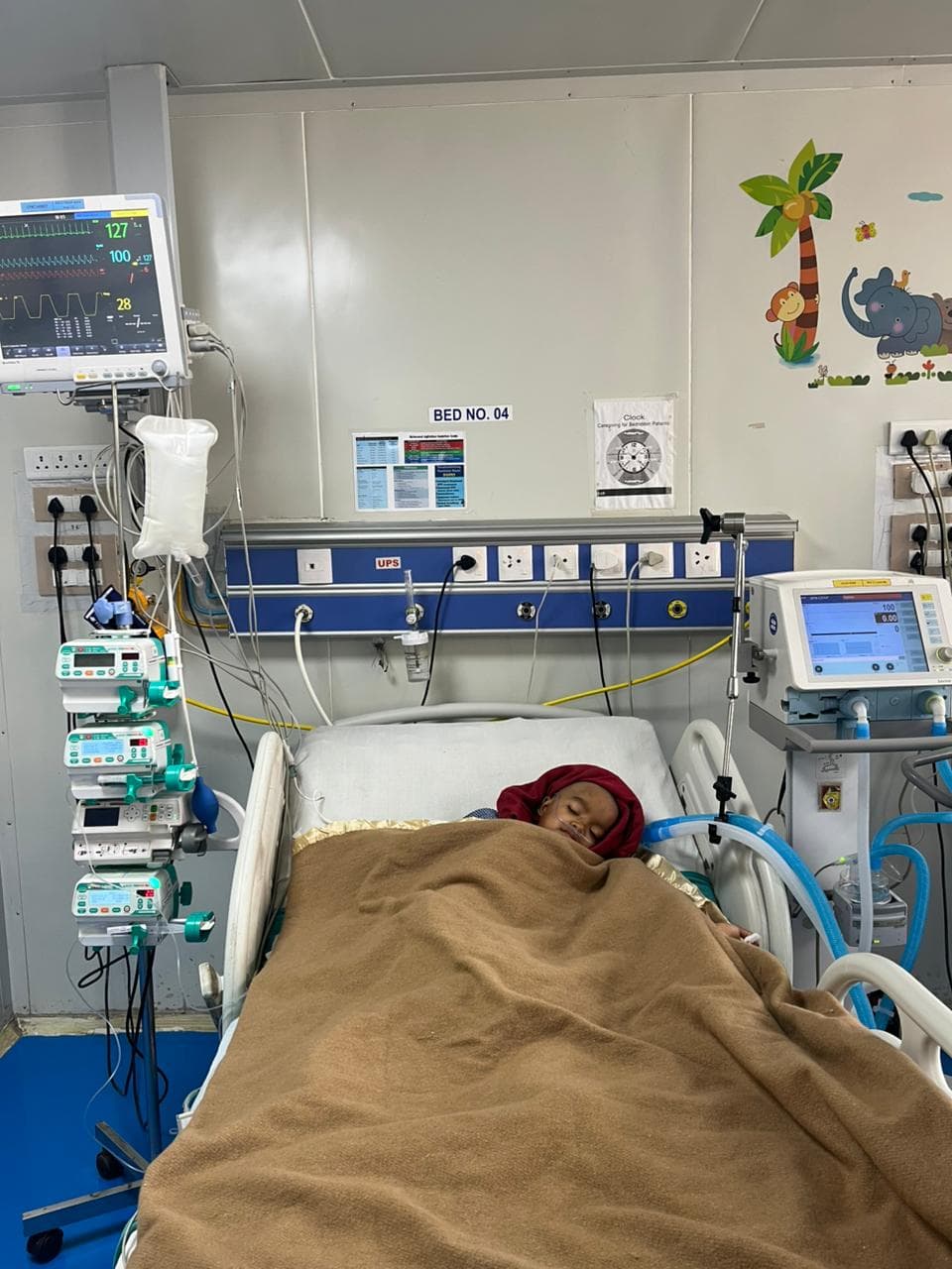 एक मासूम ज़िंदगी और मौत से जूझ रहा है, माता-पिता की बेबसी ने झकझोरा 